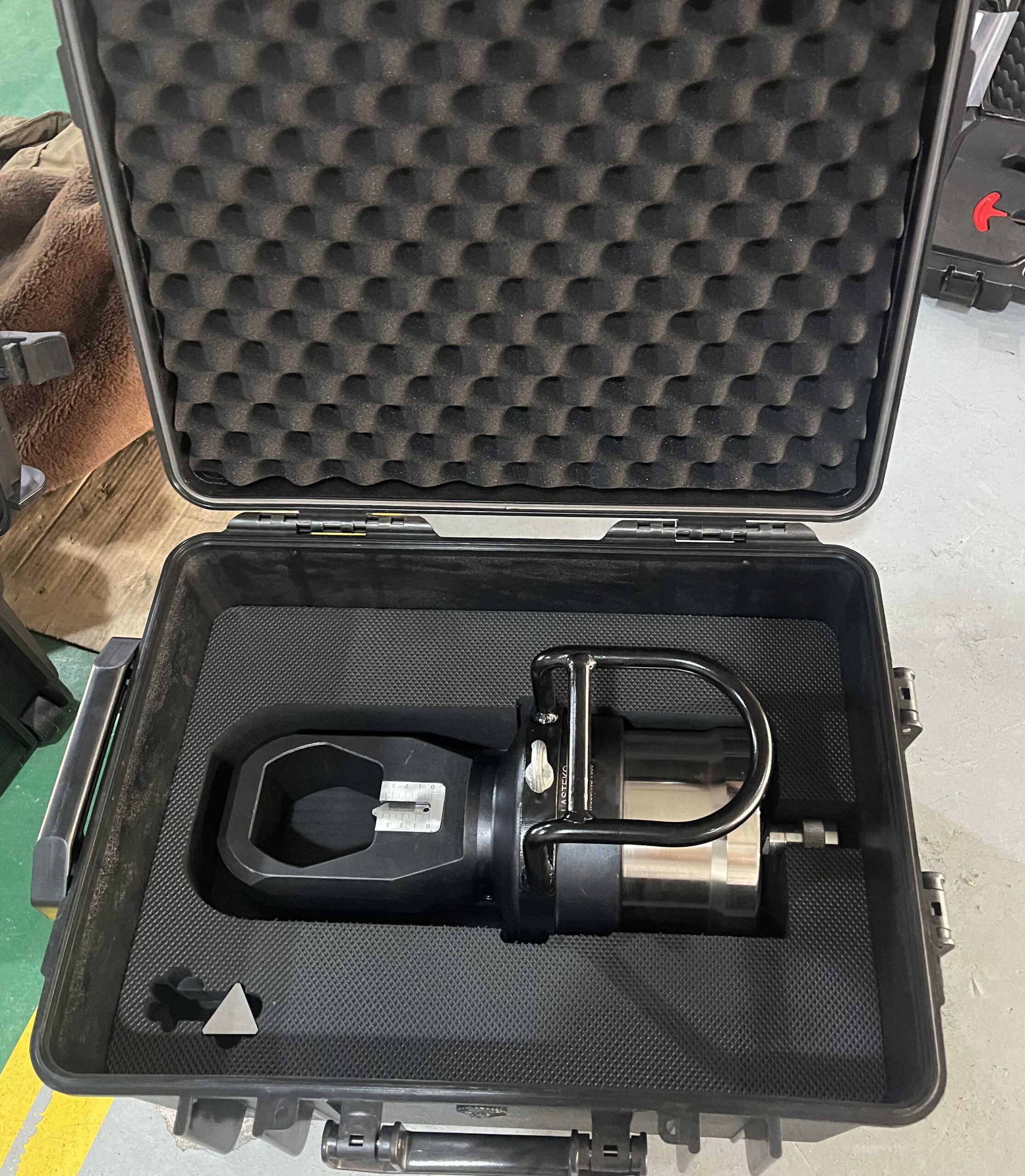 NS Series, M45-M90 Hydraulic Nut Splitter