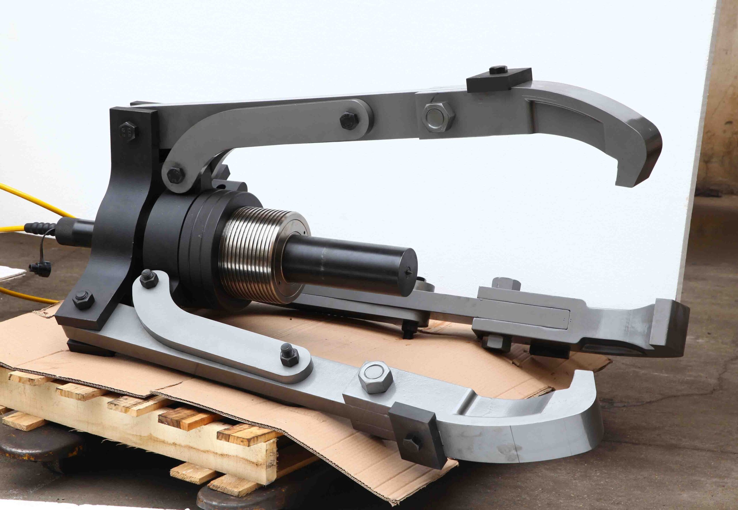 Self-Centering Hydraulic Grip Puller