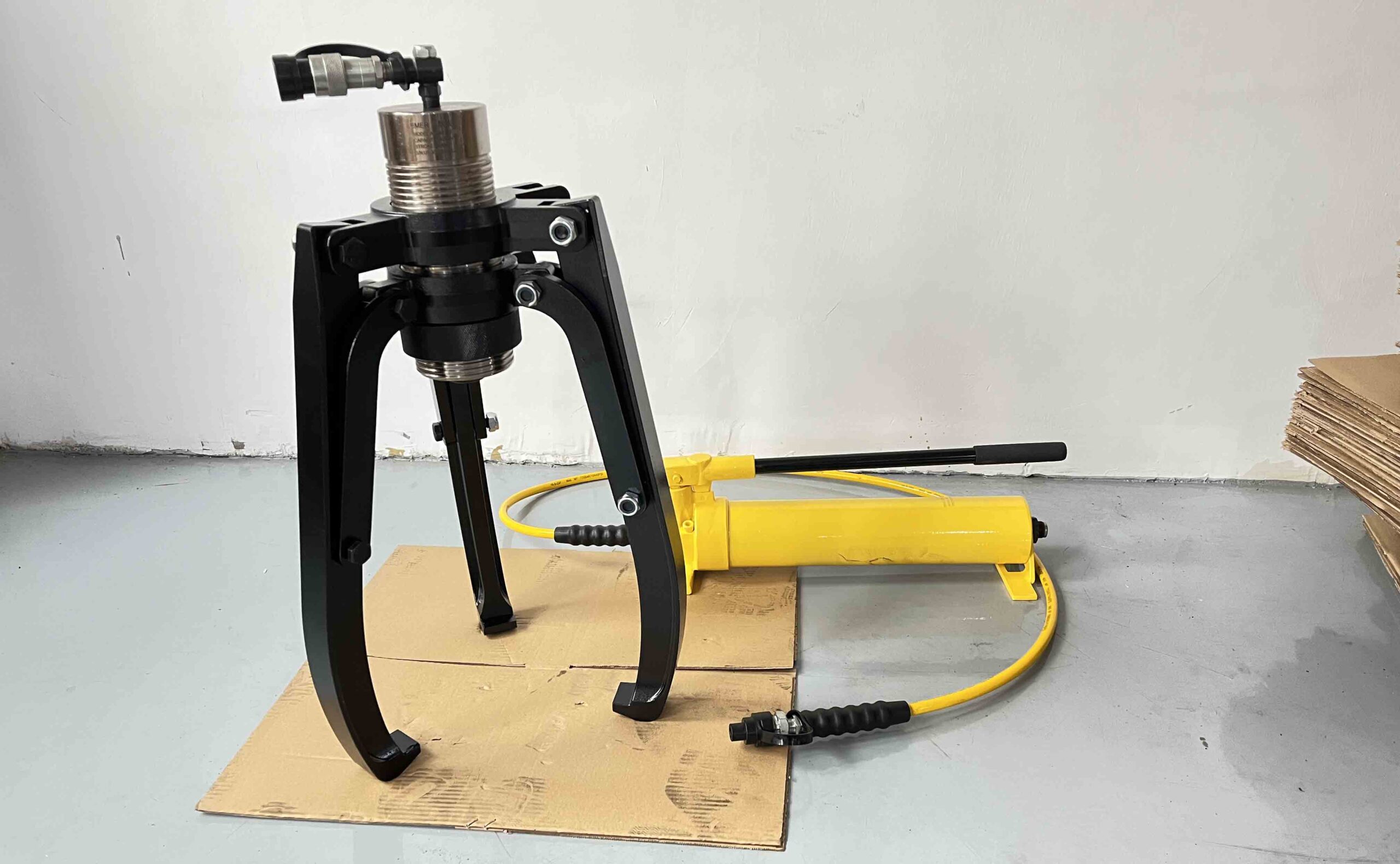 Self-Centering Hydraulic Grip Puller