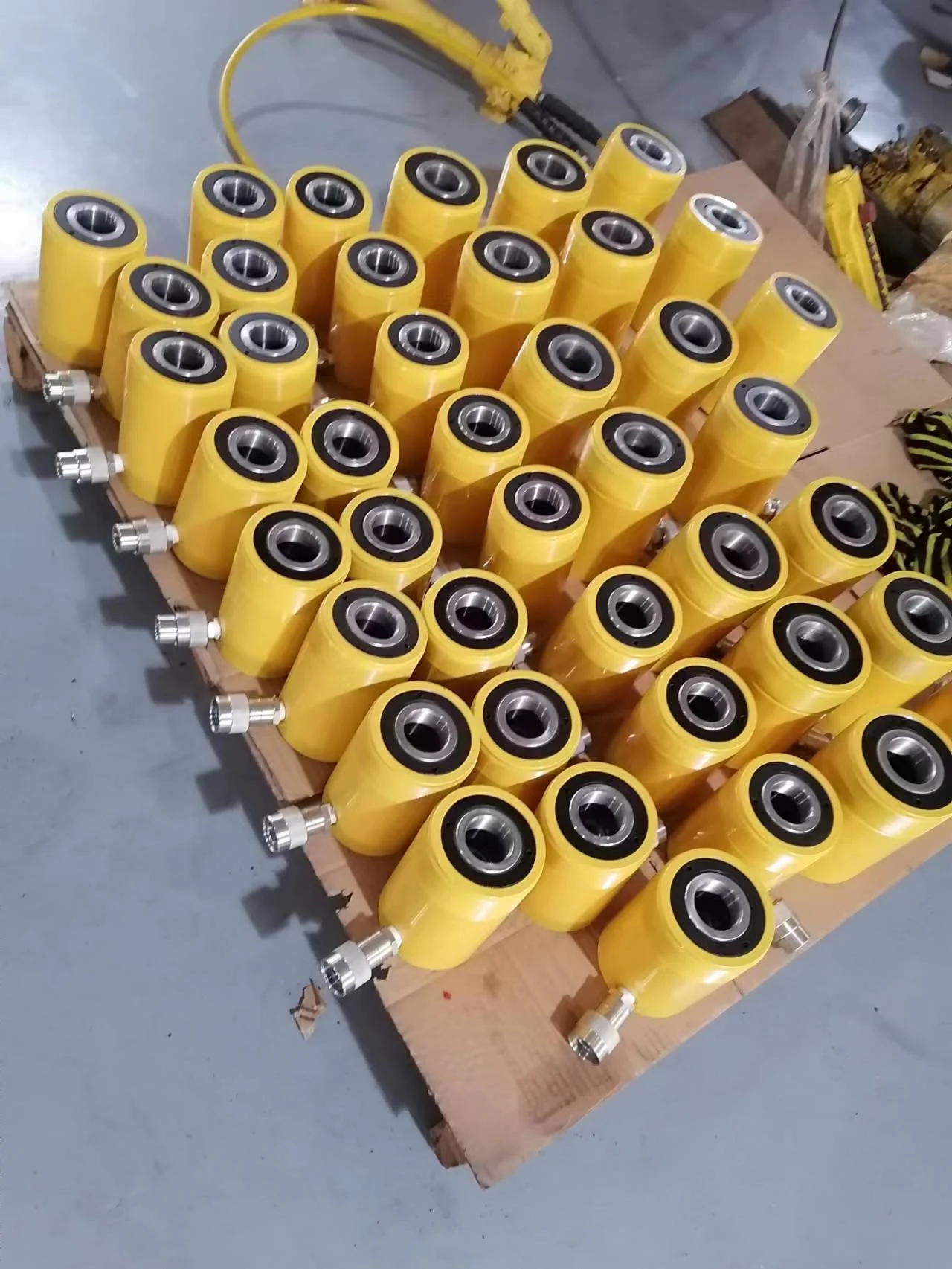 How do you fix a leaky hydraulic cylinder?