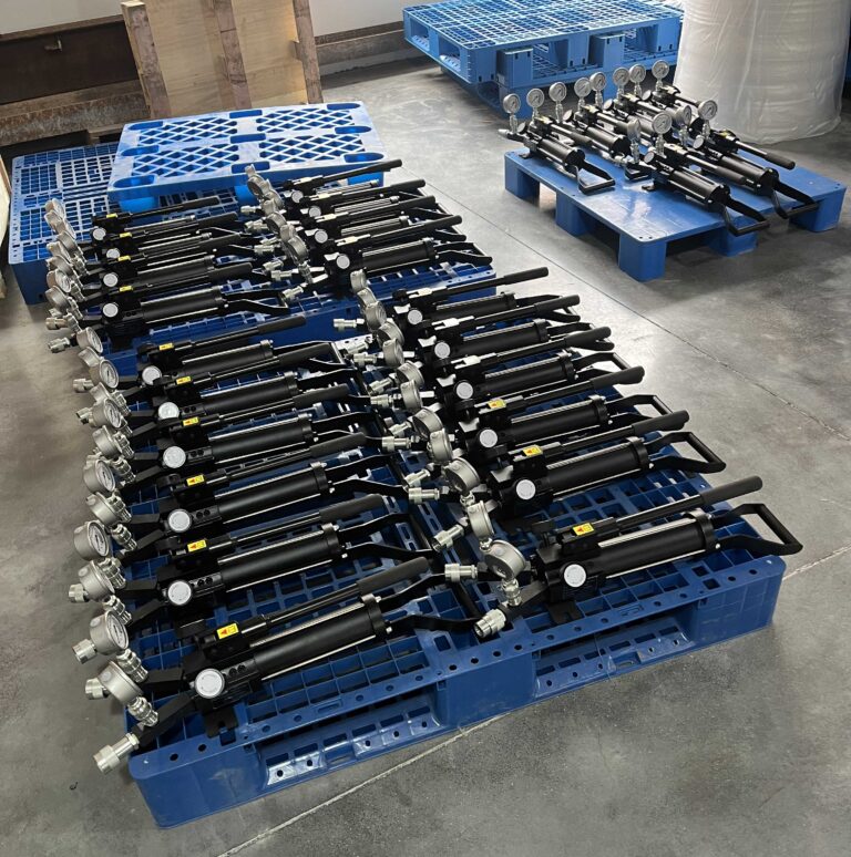 HP550DMINEX, Two Speed, Twin Port, Hydraulic Sealed Hand Pump with Gauge and Adaptor, 35.4 in3 Usable Oil, ATEX Certified