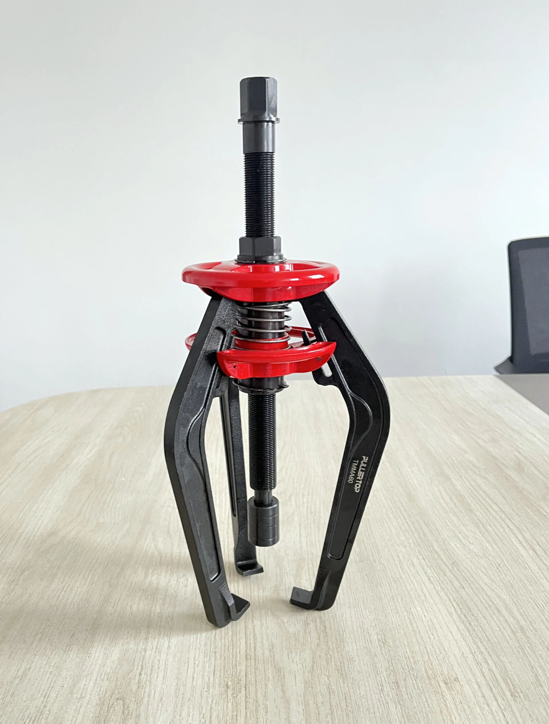 Mechanical jaw pullers