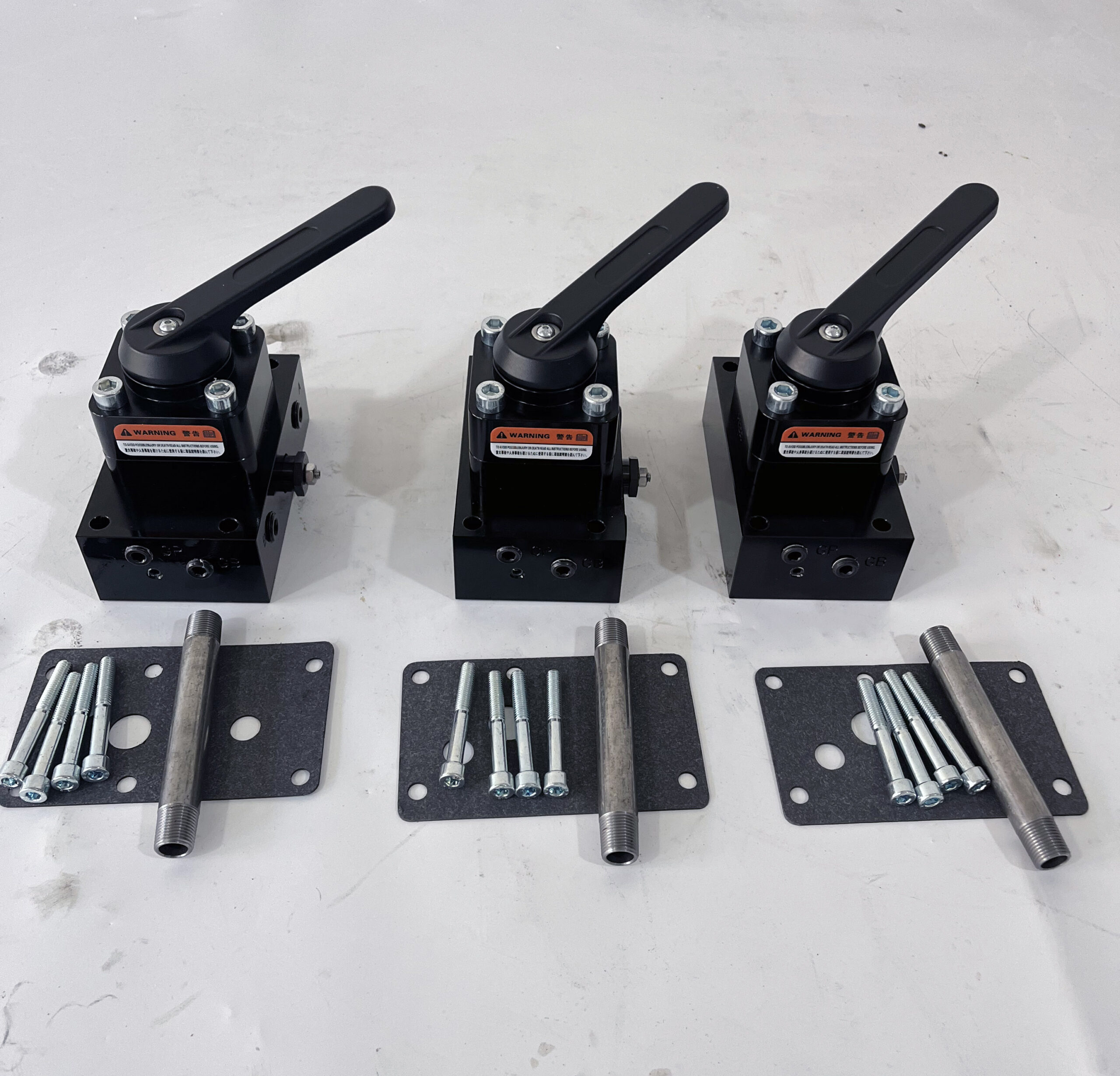VM43, Pump Mounted Directional Control Valve, Manual, 4-way, 3-position, Tandem Center