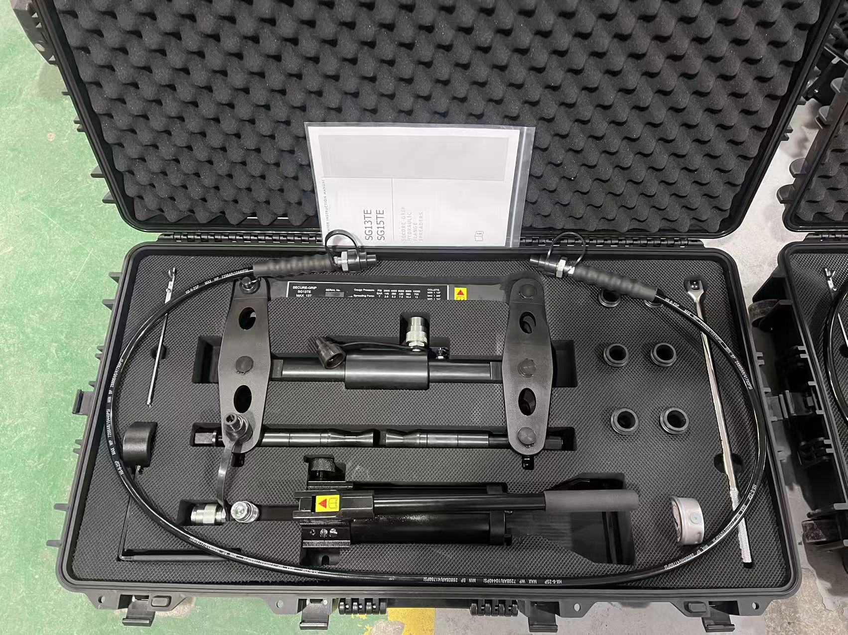 SG13TESTD, 13 ton, Hydraulic Secure-Grip Flange Spreader Set SG13TESTD, 14.6 ton, Hydraulic Secure-Grip Flange Spreader Set, 4.53 in Maximum Spread